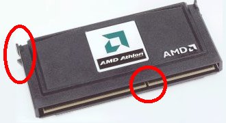 Detalle de una de las presillas laterales y de la ranura para alineacin en un micro Athlon en formato Slot A