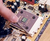 Bajando la palanca a la posicin de asegurar el micro en un zcalo Socket A