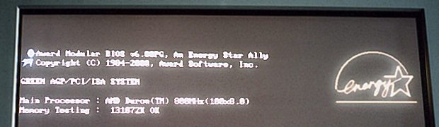 Pantalla de arranque con los mensajes de la BIOS referentes al chequeo POST