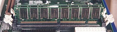 Mdulo de memoria PC100 en formato DIMM, a medio introducir en su zcalo