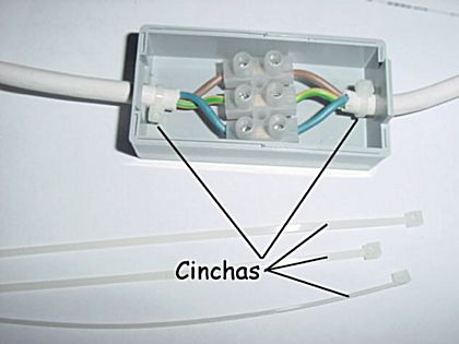 Detalle de la sujeción de la manguera en el interior de la caja mediante las cinchas